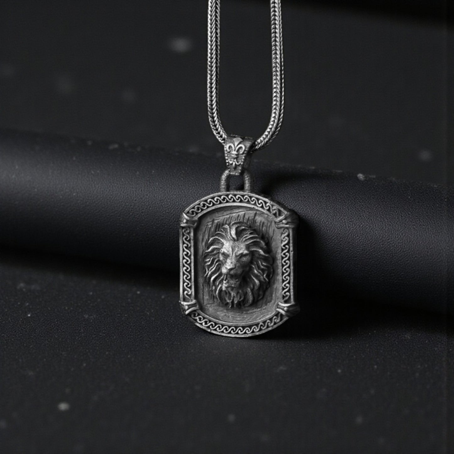 925 Silver lion pendant with oval edge