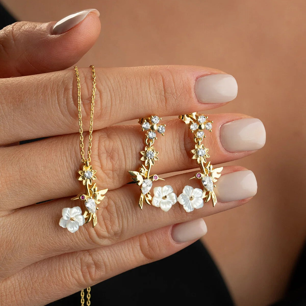 “Mira Vogel” – Mother of Pearl Necklace & Earrings Set