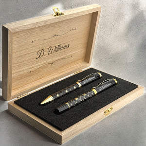 Gepersonaliseerde pennenset met naam zwarte en gouden rollerpen balpen en houten geschenkdoos