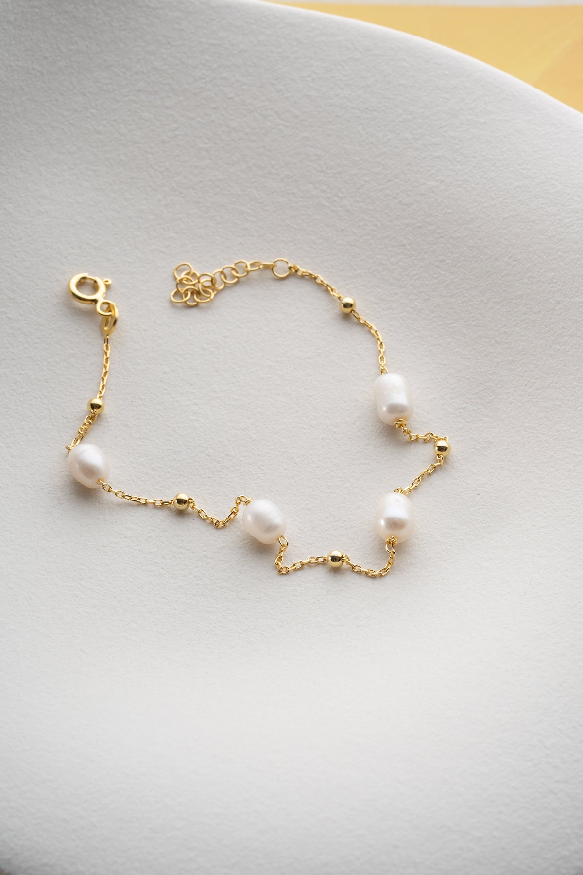 Fine bracelet with pearl and gold gilded
