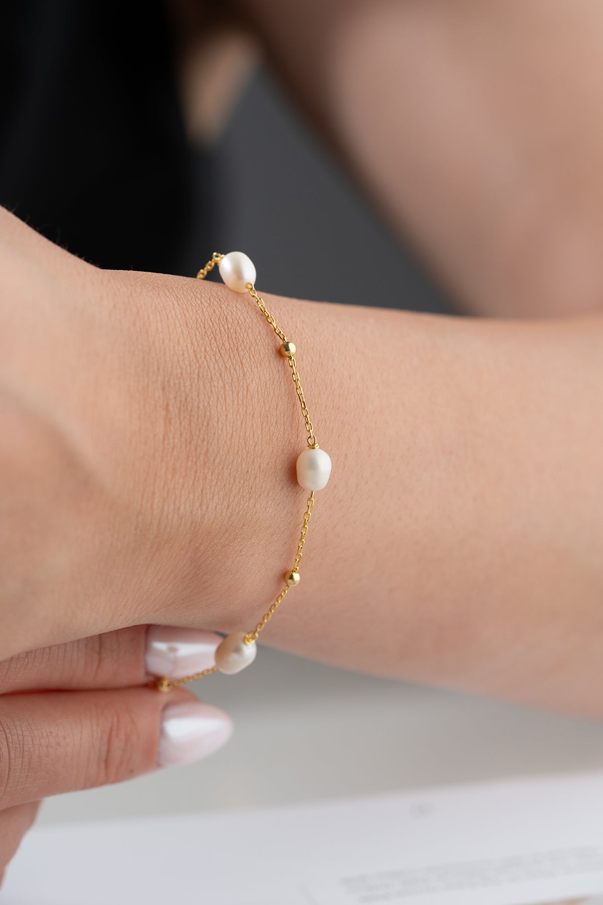 Fine bracelet with pearl and gold gilded