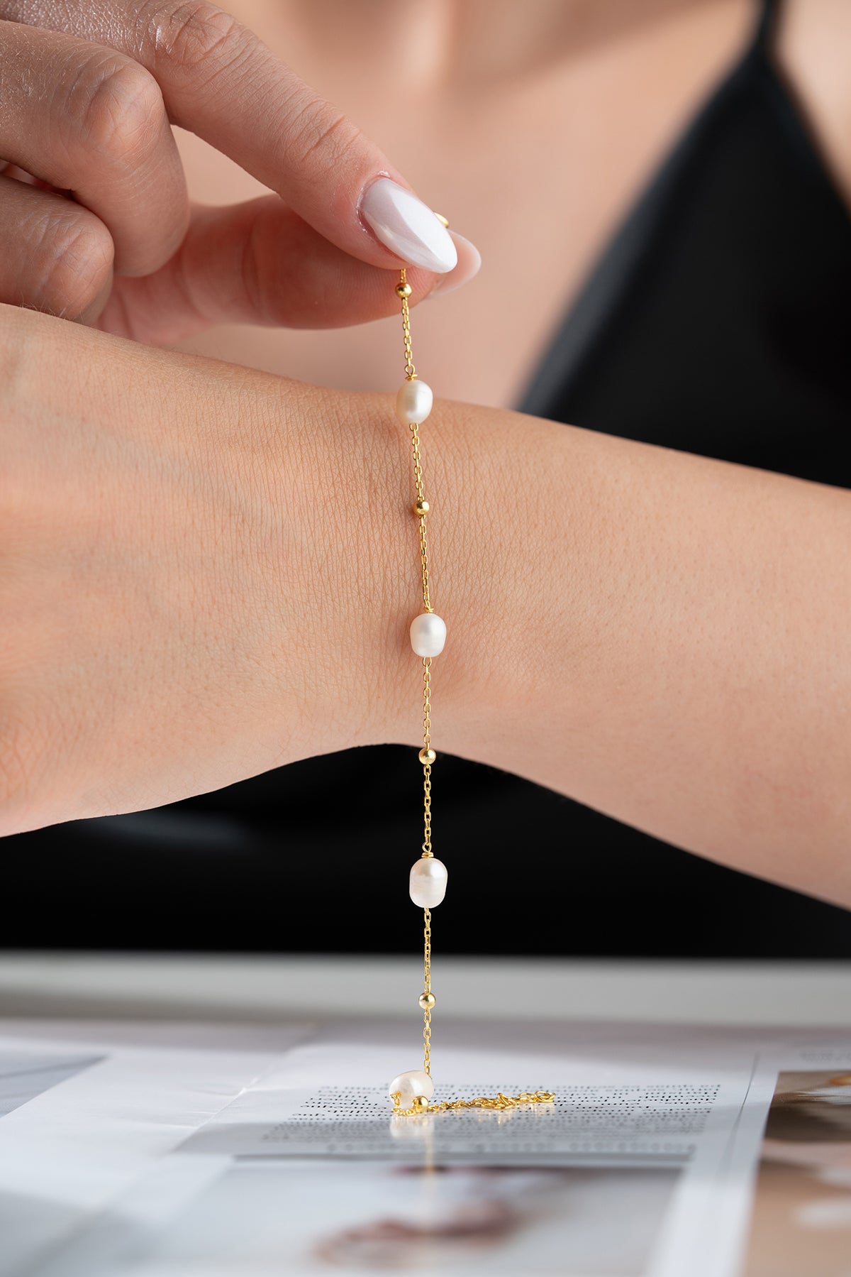 Fine bracelet with pearl and gold gilded