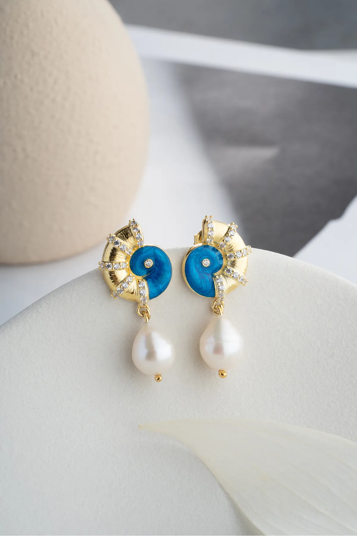 Blauwe Emaille Schelp Oorbellen met Parel