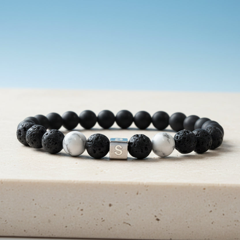 Beaded bracelet with letter