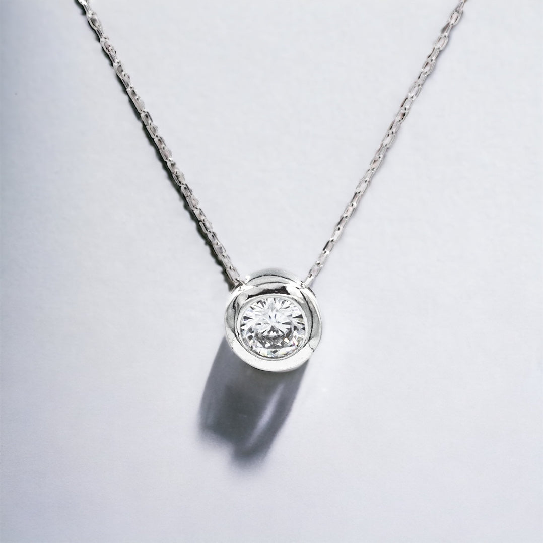 Solitaire necklace pendant in silver