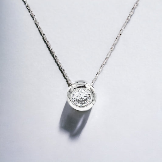 Solitaire necklace pendant in silver