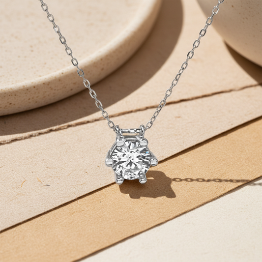Solitaire necklace pendant in silver