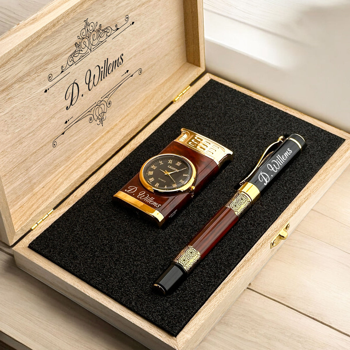 Gepersonaliseerd cadeau voor hem met aansteker met horloge rollerpen en houten geschenkdoos