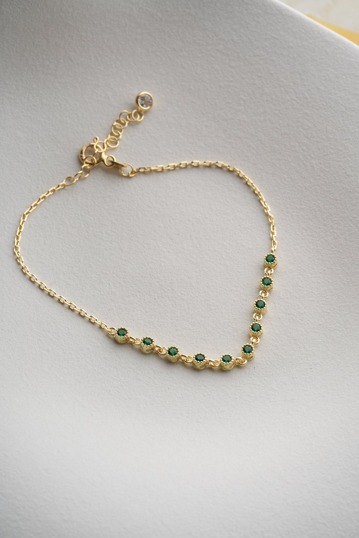 Fine bracelet with emerald green stones - gilt