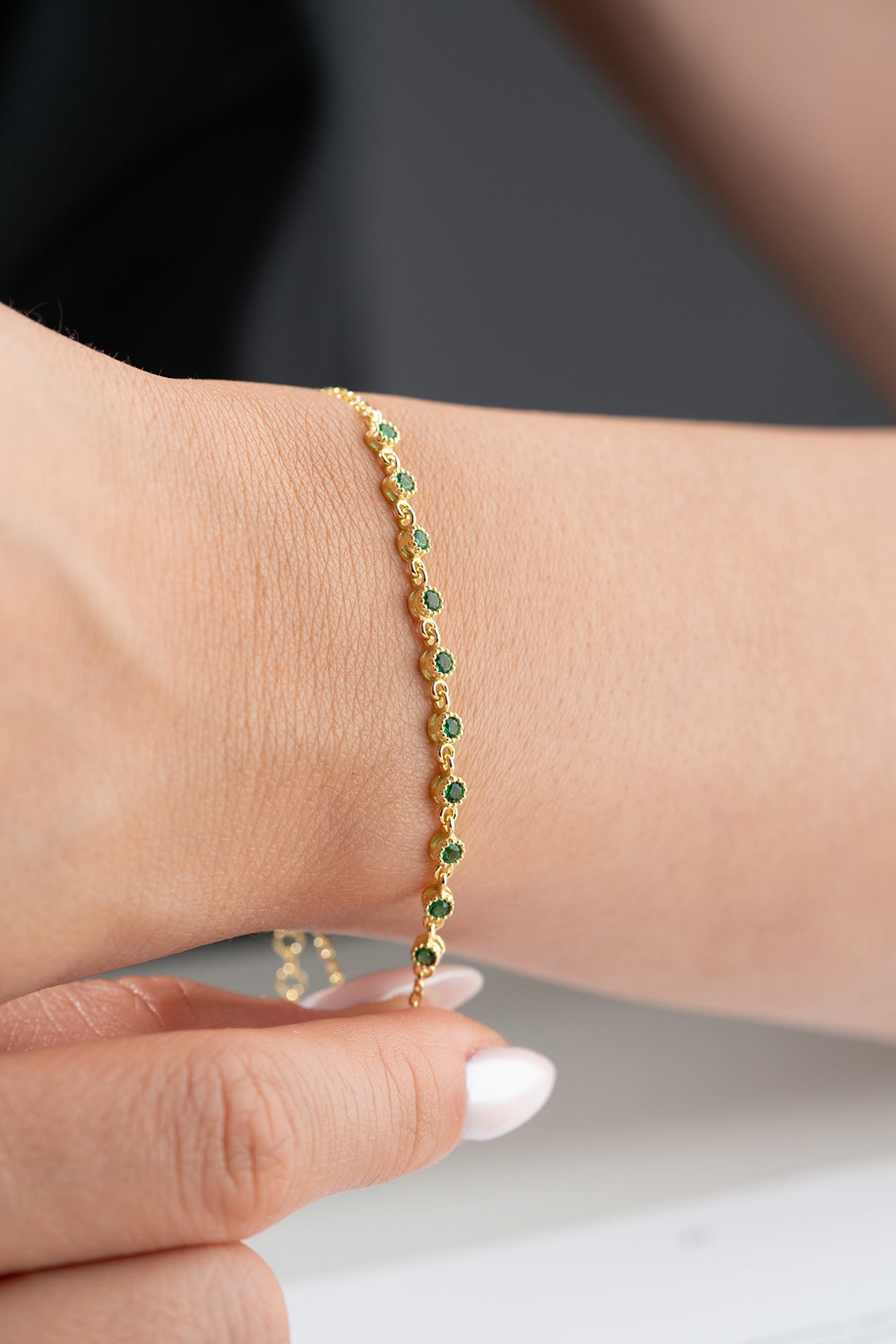 Fine bracelet with emerald green stones - gilt