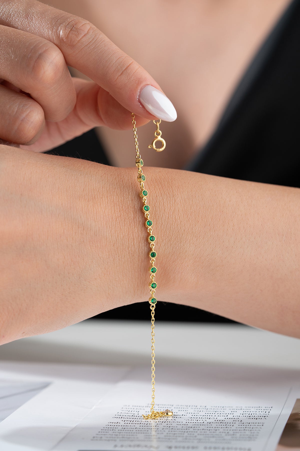 Fine bracelet with emerald green stones - gilt