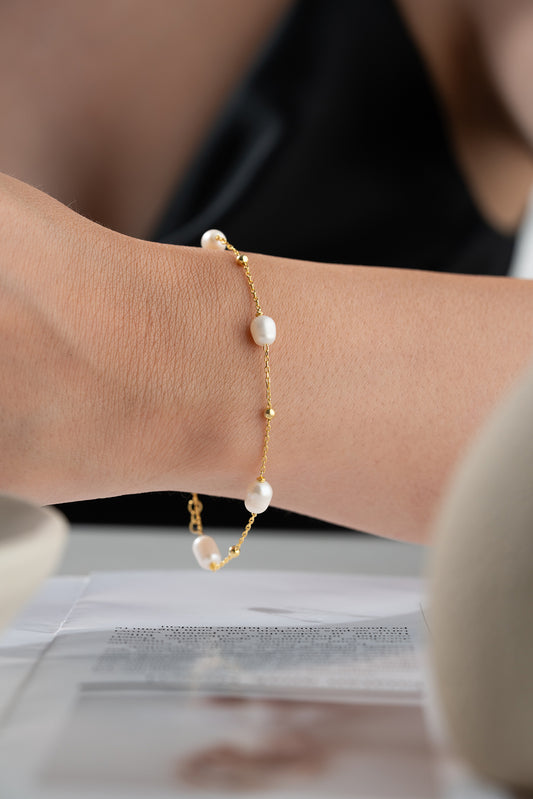 Fine bracelet with pearl and gold gilded