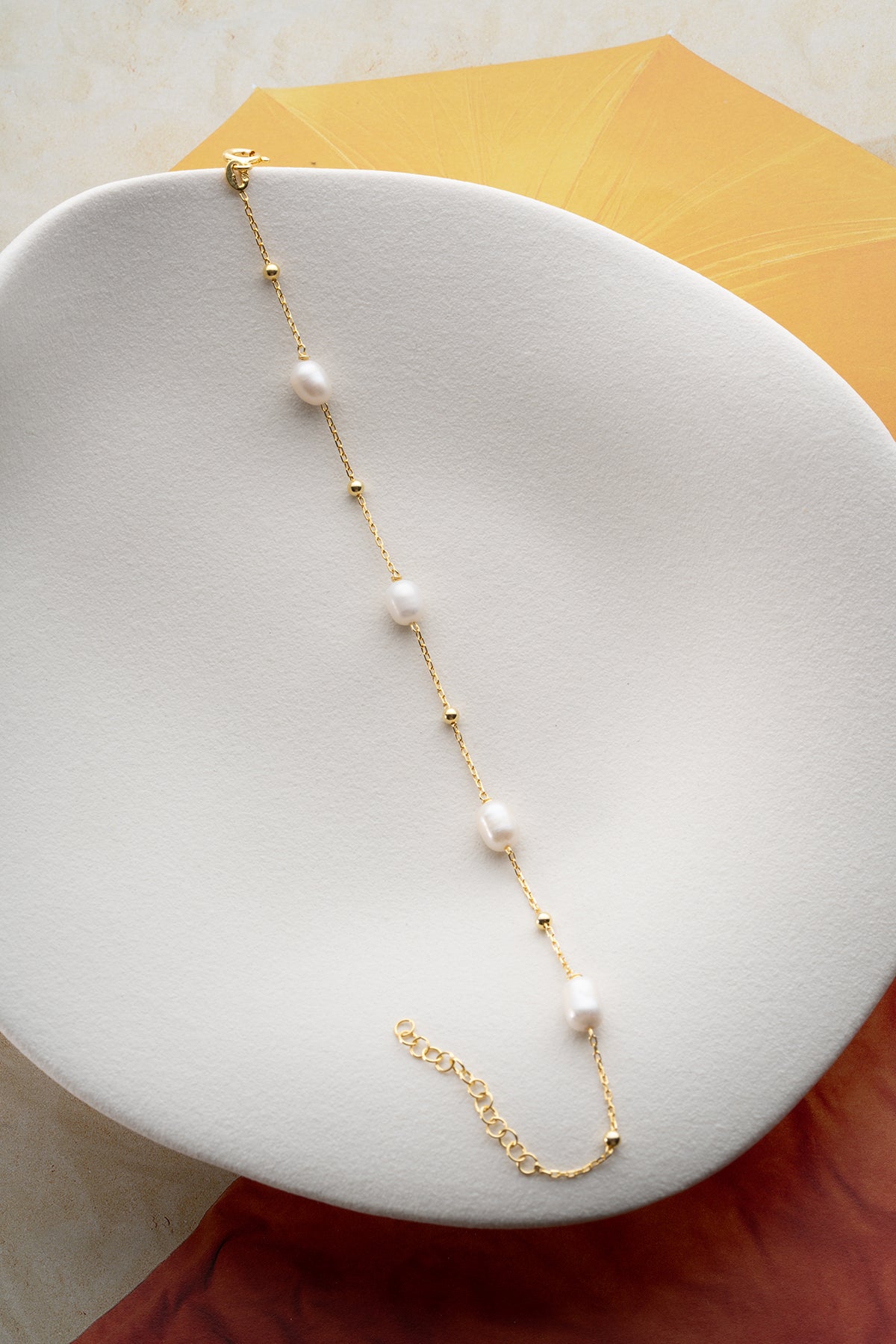 Fine bracelet with pearl and gold gilded