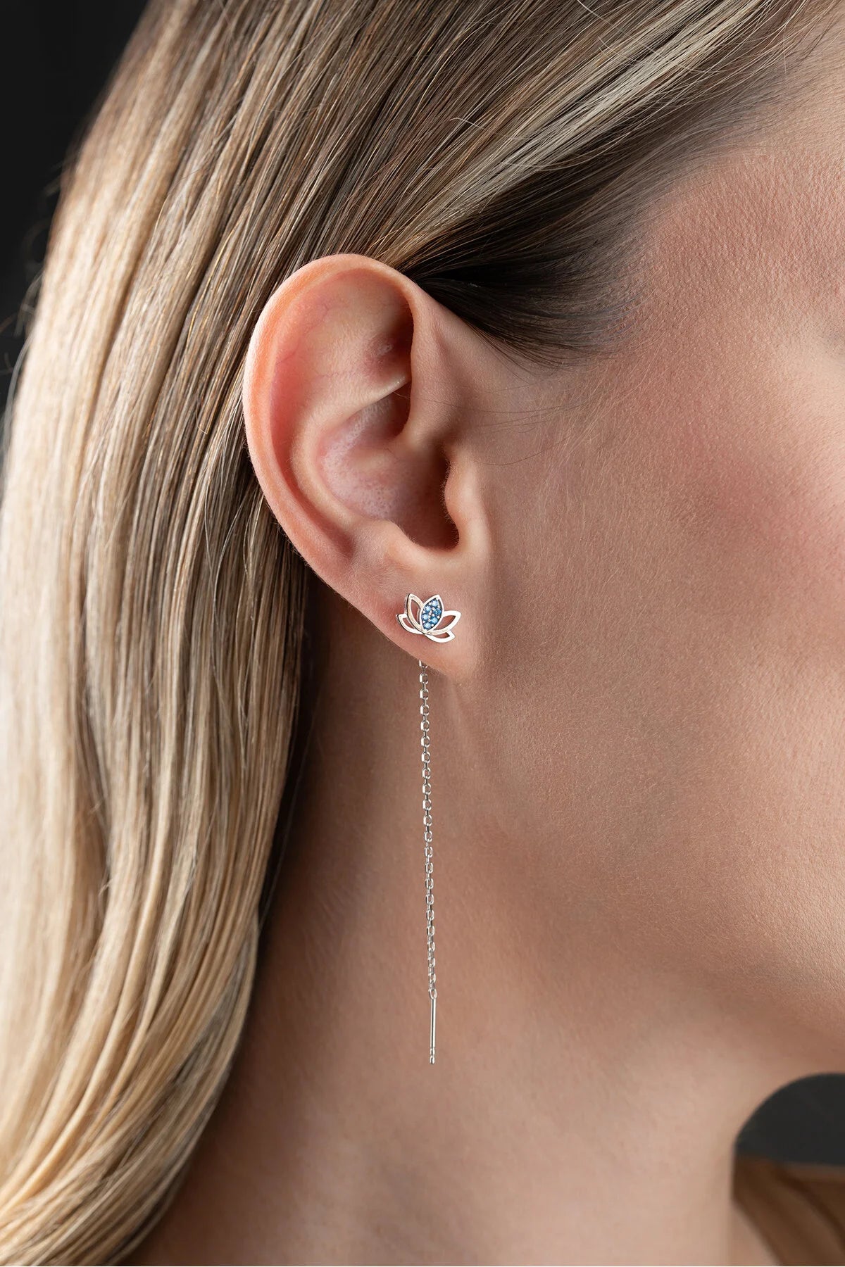 Minimalistische Lotus Doortrekoorbellen met Blauwe Steentjes | 925 Zilver
