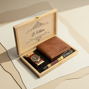 Personalisiertes Geschenkset mit Geldbörse, Stift, Feuerzeug und gravierter Holzbox.